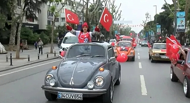 Kadıköy'de 104 klasik otomobille 104. yıl konvoyu 