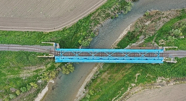 Kahramanmaraş'ta depremin etkisiyle kayan demir köprü görüntülendi