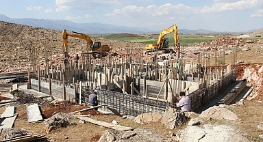 Kırıkhan'da 19 mahallede köy evlerinin yapımı sürüyor