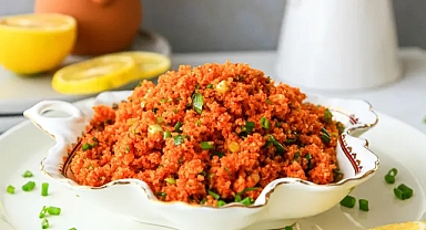 Kısır yaparken aklınızda bulunsun! 1 çorba kaşığı ekleyince lezzeti katlanıyor