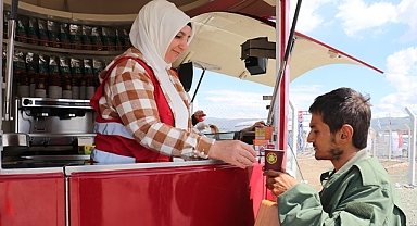 Konteyner kentteki depremzedelere günlük 2 bin bardak kahve ikram ediliyor