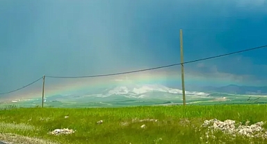 Mardin’de yağmur yağışı sonrası çıkan gökkuşağı görsel şölen sundu.
