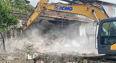 Marmara Depremi'nin merkez üssü Gölcük'te riskli binaların yıkımı sürüyor