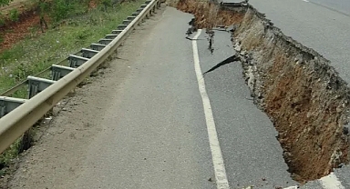 Muğla'da sağanak nedeniyle karayolu çöktü 