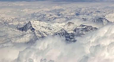 Nepalli dağcı 27. kez Everest'e tırmanarak zirve rekorunu egale etti