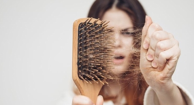 Saç dökülmesine karşı en güçlü karışım oymuş! Saç derisi bariyerini onarıp yeni saç çıkarıyor