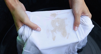 Sakın çöpe atmayın! Çamaşır suyu lekesini 5 dk içerisinde yok ediyor...