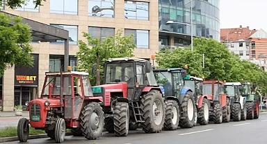 Sırbistan'daki çiftçiler, traktörleriyle hükümeti protesto etti
