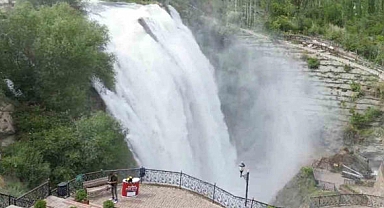 Tortum Şelalesi coştu 