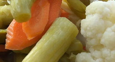 Turşunuz bir türlü tutmuyor ve eriyorsa birde böyle deneyin! 59 yıllık usta püf noktasını verdi