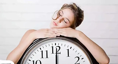 Uyumaya çalışırken saate bakmak uykuyu kaçırıyor 