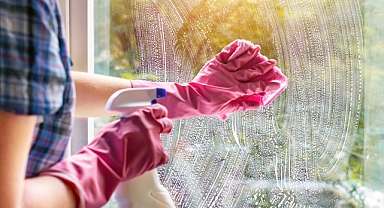 Uzun süre cam silmeyeceksiniz! Camda kir ve su bırakmayan doğal çözüm