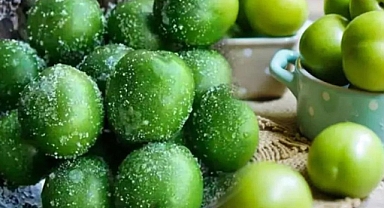 Yeşil eriği sakın tuzla yemeyin! İşte zararları