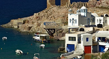 Yunan adalılar yönetime tepkili