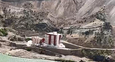 Yusufeli eski ilçe merkezindeki son bina da yıkıldı