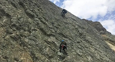 Yusufeli'nde heyelan riskine karşı yamaçlarda çelik ağlarla önlem alınıyor