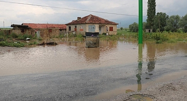 Afyonkarahisar'da sağanak, su baskınlarına neden oldu