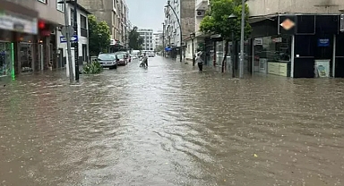 Akhisar’da sağanak sonrası sokaklar göle döndü