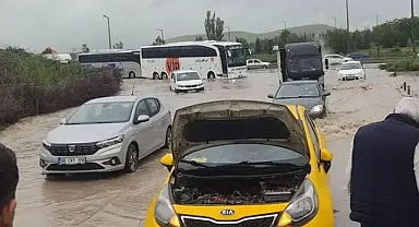 Ankara'da sağanak nedeniyle yollar göle döndü
