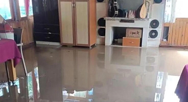 Antalya’yı sağanak vurdu! Otomobilleri sel suları sürükledi