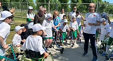 Bakan Bak'tan öğrencilere spor okulu daveti
