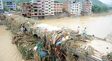 Çin’de şiddetli fırtına: Çatıyla beraber böyle havaya savruldular!