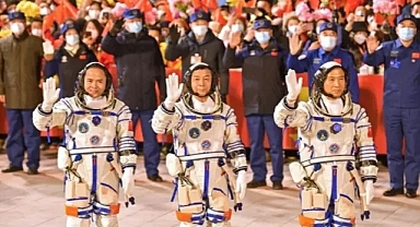 Çinli astronotlar 6 ay sonra dünyaya döndü