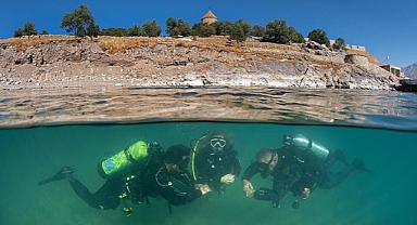 Dalgıçlar Van Gölü'nde su altı robotuyla temizlik yaptı