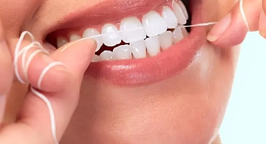 Diş aralarının temizliği için en etkili yöntem diş ipi kullanmak 