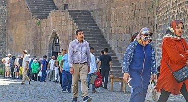 Diyarbakır’da tarihi mekanlar kent dışından gelenlerle doldu