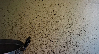 Duvara sıçrayan yağlardan bıktınız mı? Bu yöntem yağ lekesini tek seferde çıkarıyor!