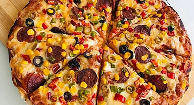 Evde pizza nasıl yapılır? Yumuşak hamurlu, karışık pizza nasıl yapılır? Evde pizza tarifi
