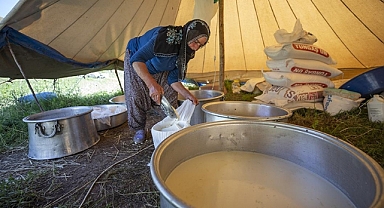 Göçerler Ovacık yaylalarında peynir mesaisinde