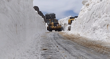 Haziran ayında 3 metreyi bulan karda yol açma çalışması