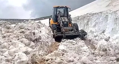 Haziran bitti, karla mücadele bitmedi! Varillerle ateş yakıyorlar