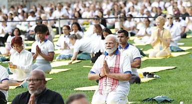 Hindistan Başbakanı Modi, New York’ta binlerce kişiyle yoga yaptı