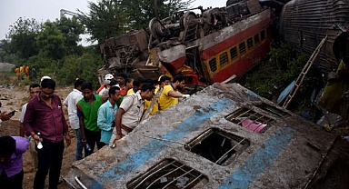 Hindistan'da 3 tren birbirine girdi: 233 ölü, 900'den fazla yaralı