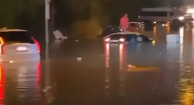 İzmir'de sağanak sonrası çok sayıda araç sel sularına kapıldı