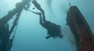 Karaburun'da 30 metre derinlikteki batıktan 