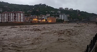Karadeniz'de sel tehlikesi: 3 ilde eğitime sağanak arası