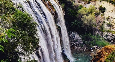 Karnavas şelalesi büyülüyor