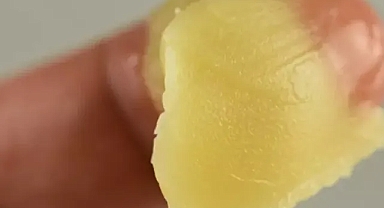 Kaşları gürleştiriyor, kirpikleri ok gibi uzatıyor! Çarpıcı bakışlar için...