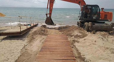 Kuşadası Belediyesi, denizde de engelleri kaldırıyor