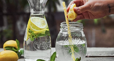 Limonlu su içmek gerçekten sağlıklı mı? İşte detaylar...