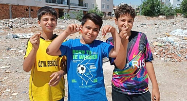 Mahallede oyun oynayan çocuklar enkazda altın buldu