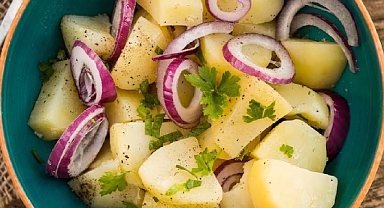 Patates salatasının lezzetine lezzet katacak aşçılık sırrı… Denemeye değer…