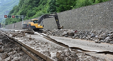 Sağanağın ulaşımı aksattığı Trabzon-Gümüşhane kara yolunda temizlik çalışmaları sürüyor