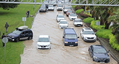 Samsun sele teslim! 4 ilçede okullar bir gün tatil edildi