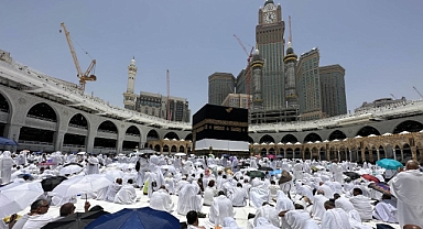 Suudi Arabistan aşırı sıcaklara karşı yolları soğutuyor