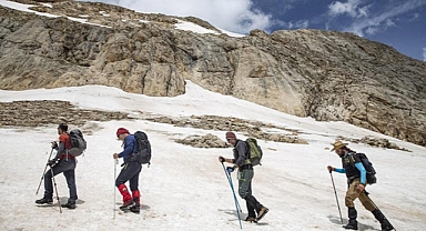 Tunceli'nin kar ve baharın bir arada olduğu zirveleri dağcıları cezbediyor